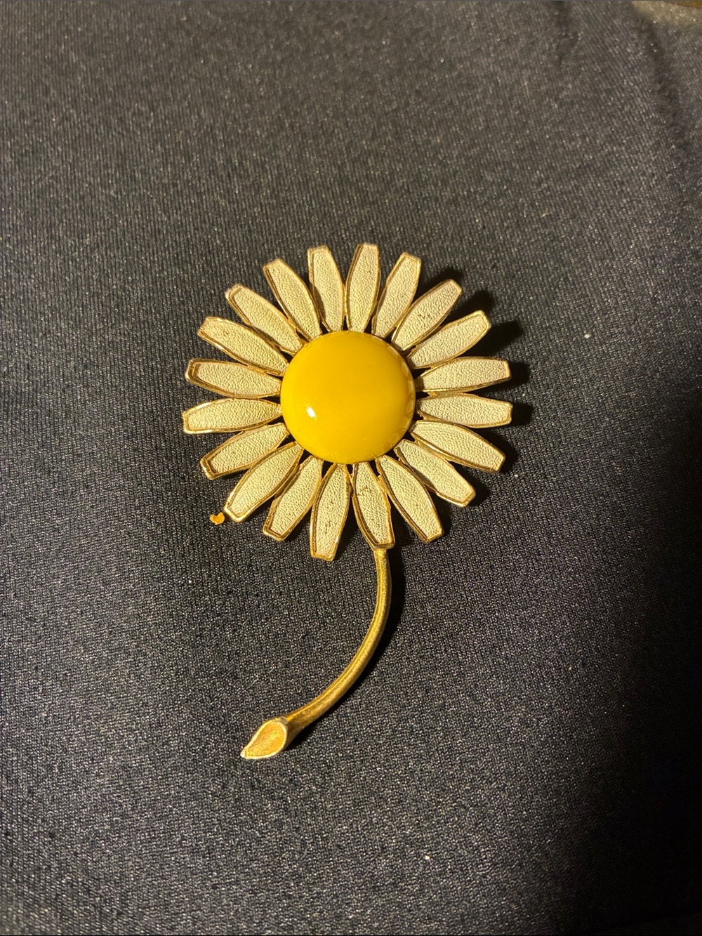 Vgt Weiss daisy brooch